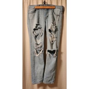 Ripped American Eagle tomgirl jeans